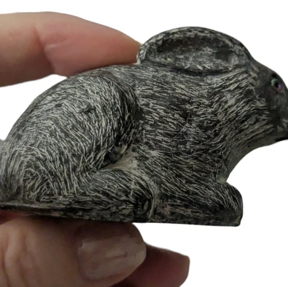 "Wolf" Vintage carving of a rabbit. EUC . Authentic red eye. Signed w… - Picture 5 of 5